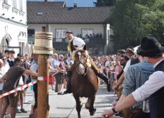 Kufenstechen, Kranzlreiten, Lindentanz – Nötscher Kichtag!