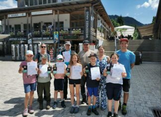 Verleihung der Bergwacht Mini Ranger Ausweise und Urkunden an SchülerInnen der Naturpark Schule VS Weissensee