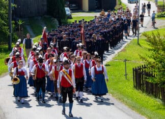 Feuerwehr Jadersdorf feiert neues Einsatzfahrzeug und renoviertes Feuerwehrhaus