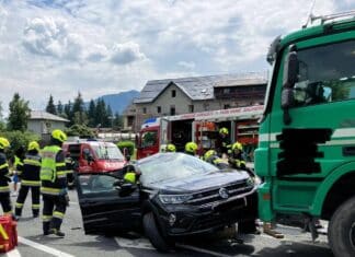 PKW-Lenkerin übersah LKW: Schwerer Verkehrsunfall