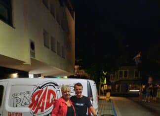 Hauptgewinn bei der Dämmershopping-Verlosung übergeben