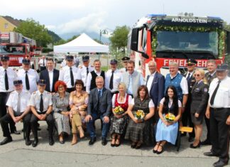 Feierliche Fahrzeugsegnung und Übergabe des neuen Tanklöschfahrzeugs bei der Feuerwehr Arnoldstein