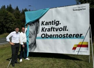Kärntner Volkspartei enthüllt Wahlkampf-Plakat mit Gabriel Obernosterer: „Kantig. Kraftvoll. Obernosterer“
