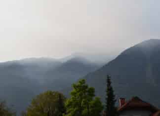 Rauchschwaden über den Karnischen Alpen: Waldbrand in Moggio/Udinesse
