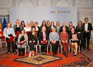 18 Kleinkinderzieherinnen erhalten Zertifikate