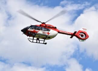 Kötschach-Mauthen: 21-Jähriger bei Holzarbeiten durch Motorsäge verletzt