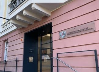 Verhandlung wegen gewerbsmäßigen schweren Betrugs und Veruntreuung