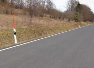 Schwere Sachbeschädigung: Schneestangen ausgerissen – die Polizei Hermagor bittet um Mithilfe