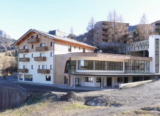 Neues Apartment-Hotel mit Panorama-Restaurant