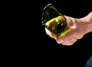 Mit Glasflasche zugeschlagen: 17- jähriger Urlauber verletzt