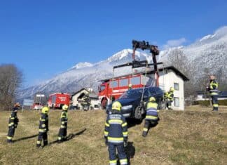 PKW- Bergung in Förolach: 17 Mann/Frau im Einsatz
