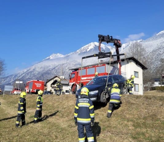PKW- Bergung in Förolach: 17 Mann/Frau im Einsatz