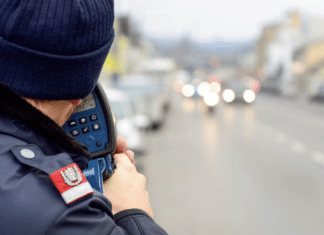 Raser gestoppt: Mit 108 km/h im Ortsgebiet unterwegs!