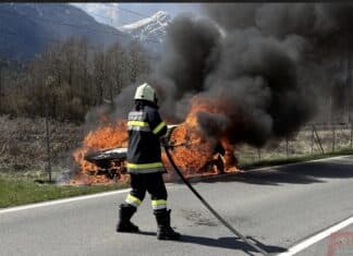 PKW in Flammen: Fahrer und Beifahrerin entkommen unverletzt