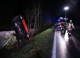 Schwerer Verkehrsunfall: Auto eines 17-Jährigen überschlägt sich nach Aufprall gegen einen Baum