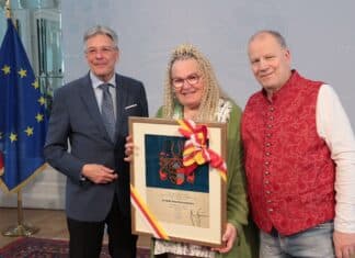 Landeswappenverleihung für Annemarie Herzog: Anerkennung für ihr Engagement in der Räucherkunst