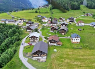 Zufahrt nach Nostra in der Zielgeraden