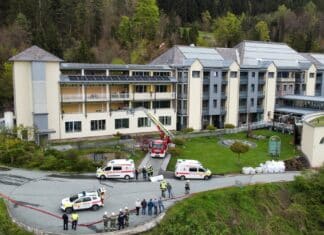 Realitätsnahe Evakuierungsübung am LKH Laas: Einsatzkräfte proben den Ernstfall