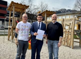 Kötschach-Mauthen: LHStv. Gruber überreichte Förderzusagen für neuen Spielplatz und Rathausplatzgestaltung