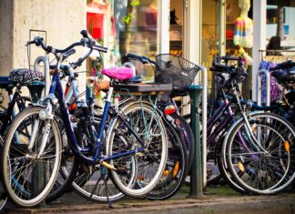 Radfahren & Öffentlichen Verkehr verbinden: Forderung nach verbesserten Rad-Infrastruktur und mehr Abstellplätzen für eine nachhaltige Mobilität