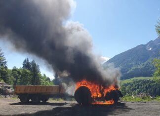 Brand an abgestelltem Traktor – Totalschaden auf Holzlagerplatz