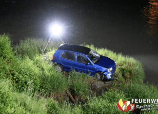 Glück im Unglück nach Reifenplatzer: Auto stoppt nur wenige Meter vor der Drau!