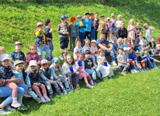 Kindergartenkinder sammeln Müll für eine saubere Zukunft