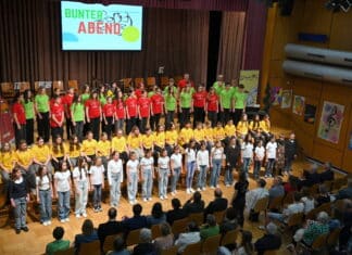 Bunter Abend vor vollem Haus der MMS Hermagor