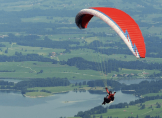 Windböe bringt Paragleiter außer Kontrolle: Notarzthubschrauber im Einsatz