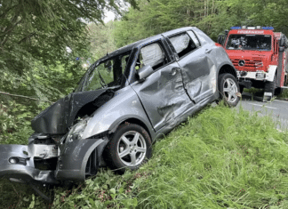 Villacher Alpenstraße nach Unfall gesperrt – Fahrzeug stürzt mehrere Meter ab