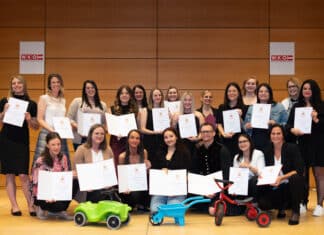 Erfolgreicher Abschluss des ersten Diplomlehrgangs: 22 neue Fachkräfte für frühkindliche Bildung in Kärnten!