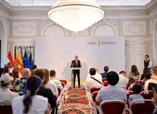 Feierliche Verleihung im Spiegelsaal: 48 neue Staatsbürgerinnen und Staatsbürger geehrt!