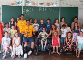 Spendenübergabe für einen mutigen Kämpfer: Digitale Tafel bringt neue Lernchancen für Bendegúz