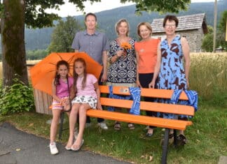 Ein Zeichen gegen Gewalt: Orange Bänke in Weißbriach setzen starkes Signal