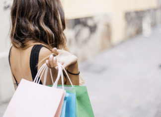 Sonne, Shopping, Souvenirs: Warum im Sommerurlaub besonders gerne geshoppt wird