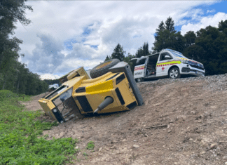 Baumaschine stürzt in Mellach ab – Fahrer verletzt