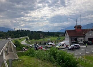 Auto stürzt von B111 auf L27 – Lenker und Beifahrerin verletzt