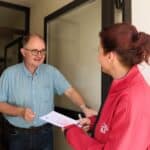 Von Tür zur Tür für Menschen in Not