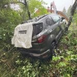 Khünburg: Abgestellter Pkw gerät ins Rollen und bleibt am Abhang hängen – keine Verletzten