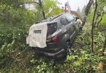 Khünburg: Abgestellter Pkw gerät ins Rollen und bleibt am Abhang hängen – keine Verletzten