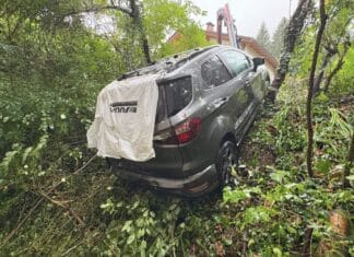 Khünburg: Abgestellter Pkw gerät ins Rollen und bleibt am Abhang hängen – keine Verletzten