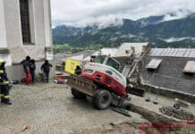 Unfall in Greifenburg: Arbeiter von Bagger eingeklemmt und schwer verletzt