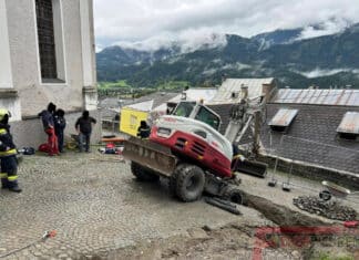 Unfall in Greifenburg: Arbeiter von Bagger eingeklemmt und schwer verletzt