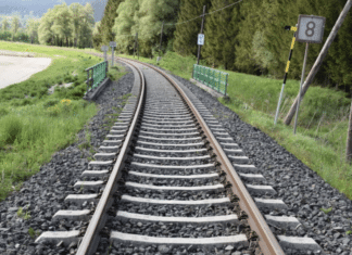 Zugverkehr auf der oberen Gailtalbahn: Vorsicht an den Bahnübergängen!