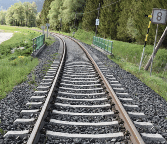 Zugverkehr auf der oberen Gailtalbahn: Vorsicht an den Bahnübergängen!