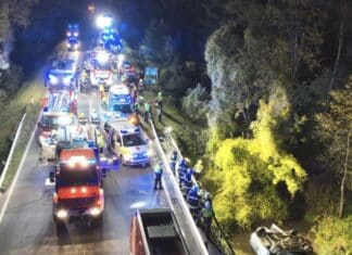 Horror-Unfall: PKW stürzt in Bach – und bleibt auf dem Dach liegen