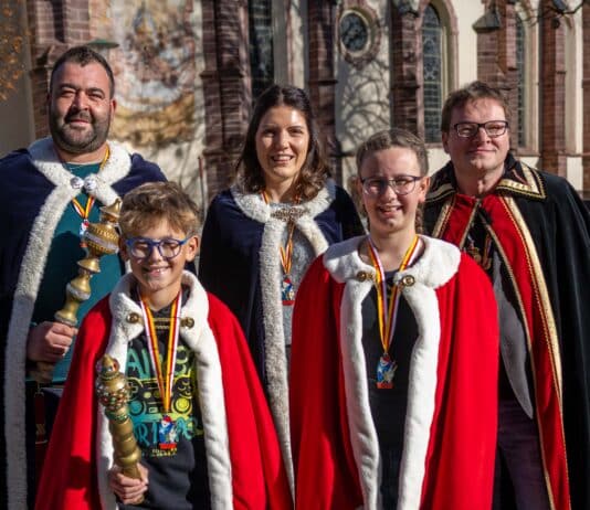 “Bussi-Bussi, Lei-Lei”: Faschingswecken in Kötschach-Mauthen
