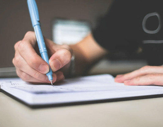 Wie österreichische Schüler und Lehrkräfte Plagiate in ihren schriftlichen Arbeiten erkennen und vermeiden können