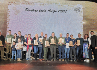 Goldene Tropfen, silberne Freude: Andreas Keiser überzeugt mit seinem Blütenhonig bei Kärntner Honigprämierung!