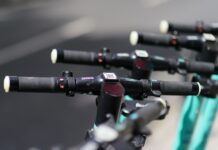 Schwerer E-Scooter-Unfall in Spittal/Drau: 28-Jähriger mit Rettungshubschrauber abtransportiert